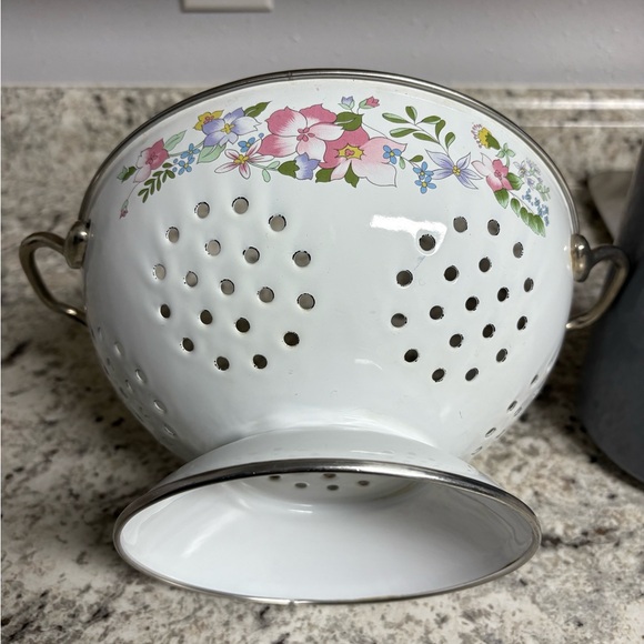 Vintage Kobe JCPenney Footed Metal White Enamel Colander/Strainer Pink/Purple 🌺 - Picture 3 of 14